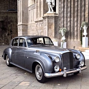 auto-sposi-Napoli_Bentley-d'epoca_auto-cerimonie-Napoli 